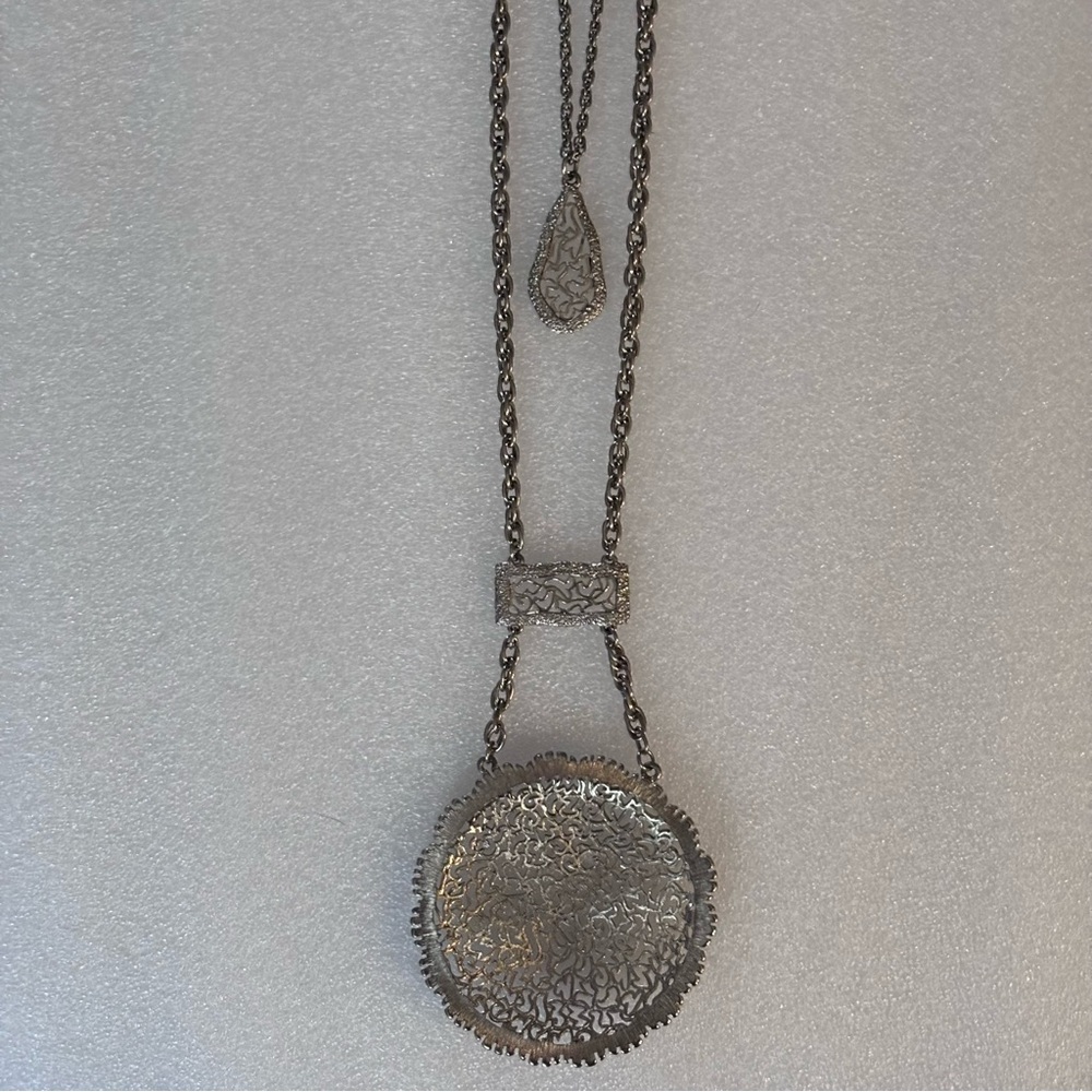 🌼Two Tier Filigree Large Medallion Pendant Necklace - Picture 3 of 5